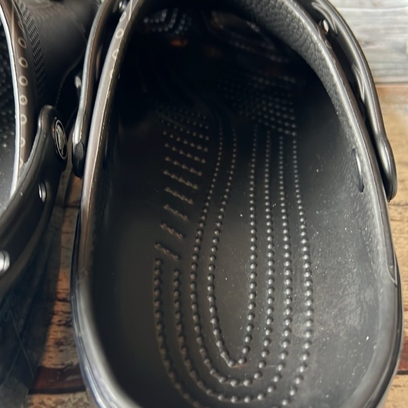 Men’s Crocs Ron English Black with Fun Charms Size-11 - Picture 10 of 11